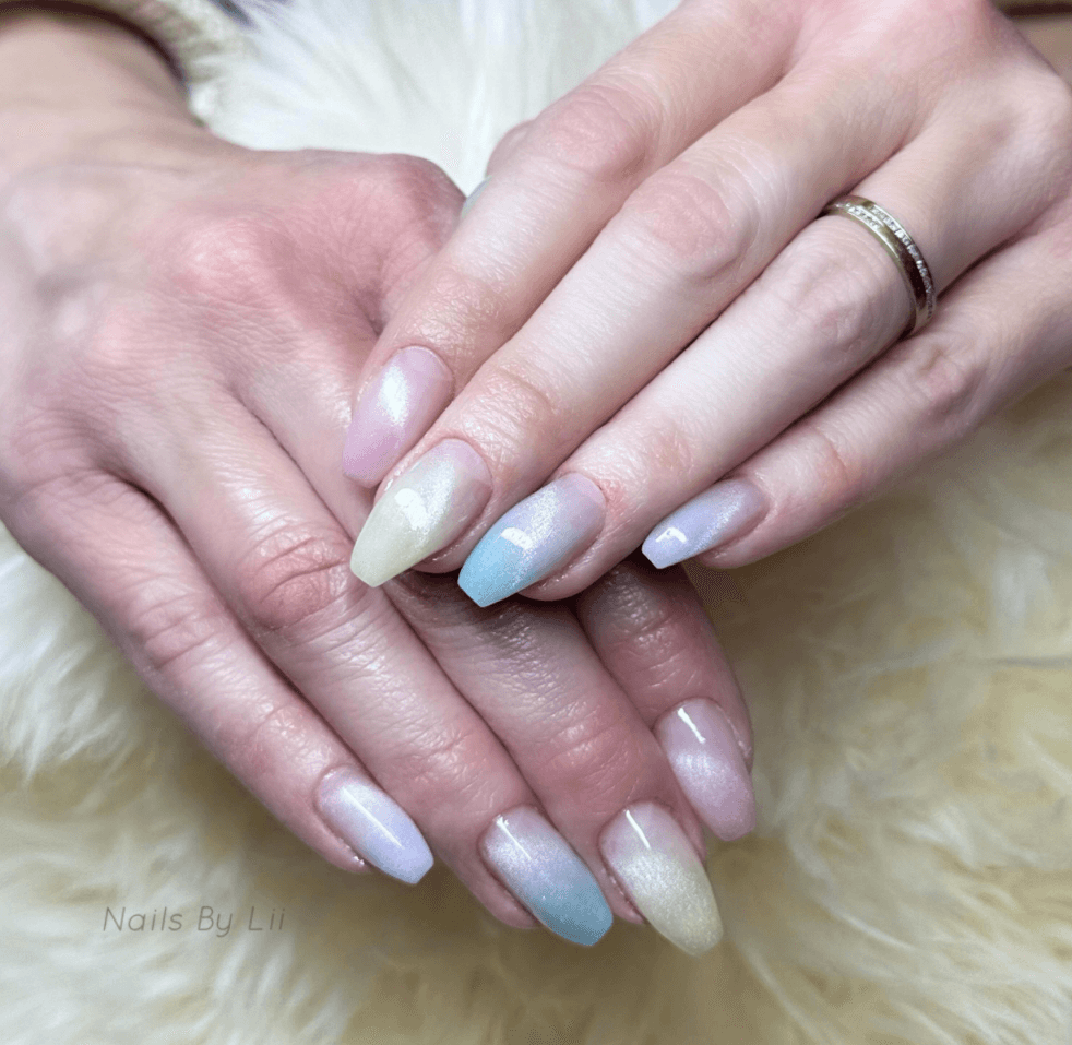 Mandelformade naglar i mjuk pastell-ombré