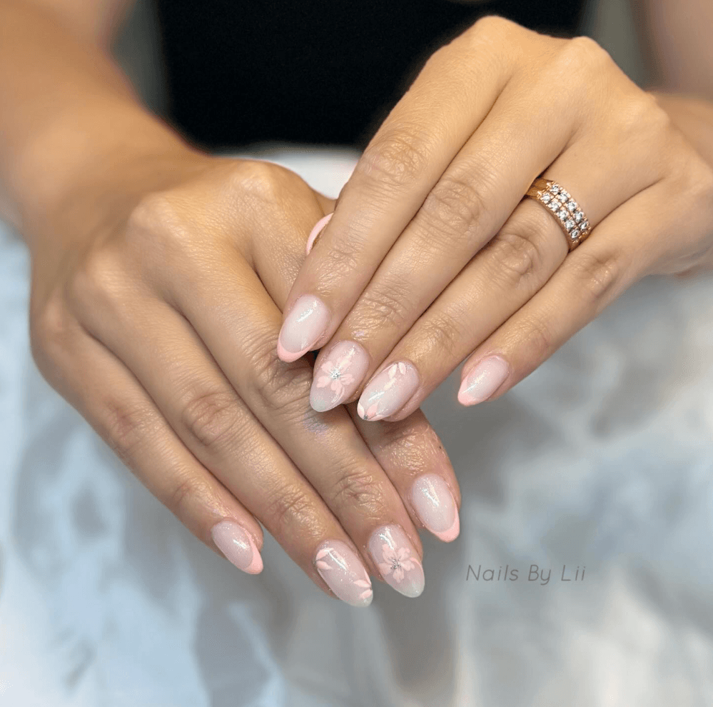 Korta mandelformade nude-naglar med naturlig finish